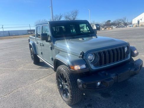 Used 2025 Jeep Gladiator Sport image 2