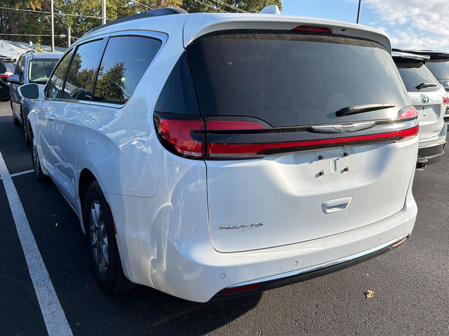 Used 2021 Chrysler Pacifica Touring w/ Cold Weather Group FWD image 3