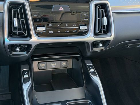 Used 2022 Kia Sorento S image 16
