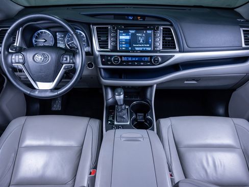Used 2018 Toyota Highlander XLE image 17