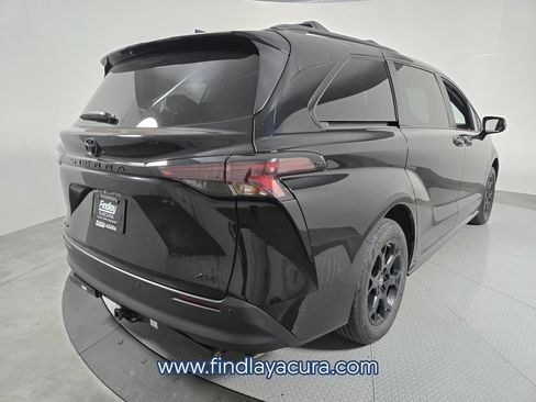 Used 2025 Toyota Sienna XLE Woodland Edition AWD/4WD image 8
