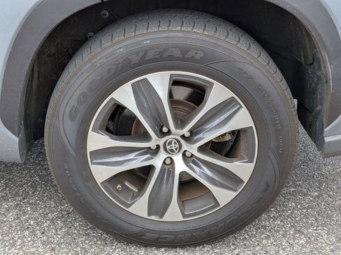 Used 2020 Toyota Highlander XLE image 3