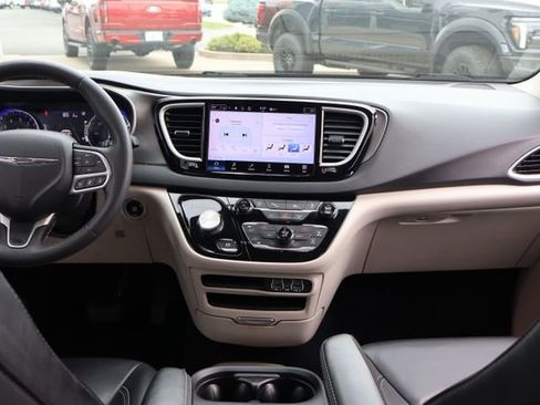 Used 2023 Chrysler Pacifica Touring-L FWD image 30