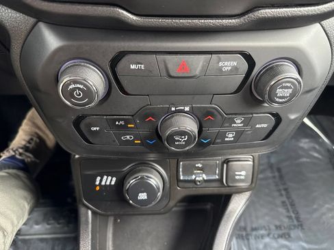 Used 2020 Jeep Renegade Latitude w/ Cold Weather Group AWD/4WD image 24