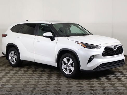 Used 2024 Toyota Highlander LE image 2