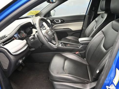 Used 2025 Jeep Compass Limited AWD/4WD image 15