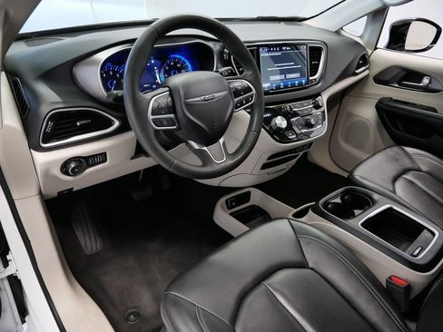 Used 2024 Chrysler Pacifica Touring-L image 2