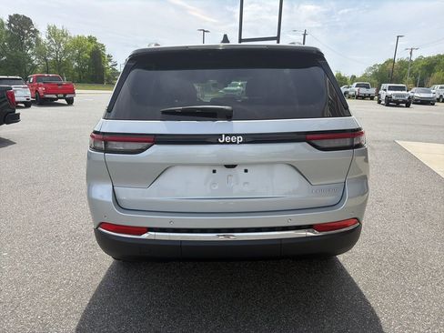 Used 2025 Jeep Grand Cherokee Laredo X image 7