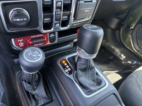 Used 2024 Jeep Wrangler Unlimited AWD/4WD image 29