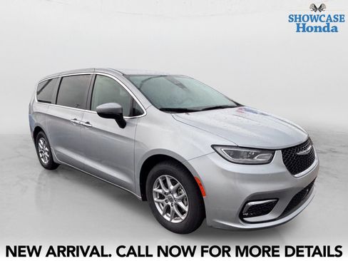 Used 2023 Chrysler Pacifica Touring-L FWD image 6