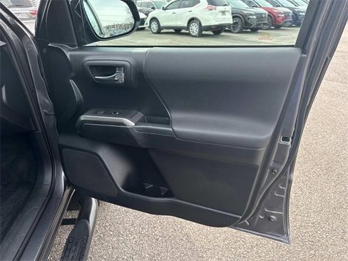 Used 2018 Toyota Tacoma TRD Sport image 23