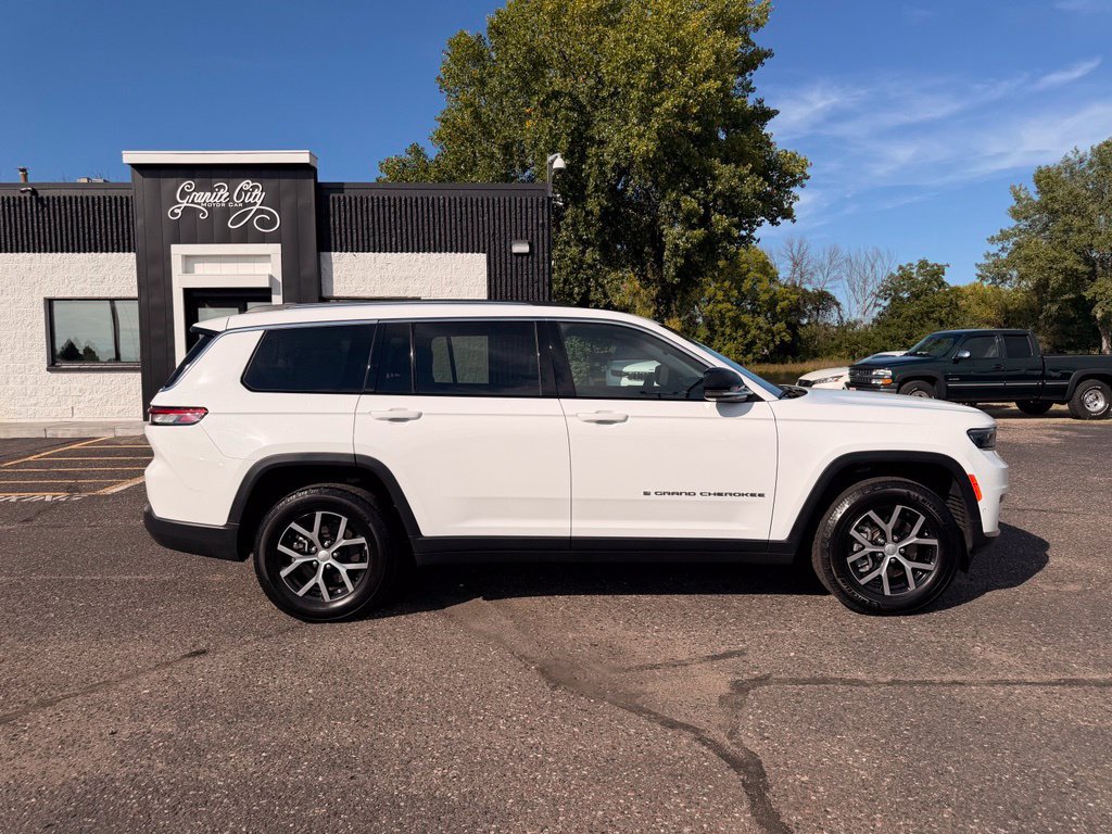 Used 2023 Jeep Grand Cherokee L Limited w/ Luxury Tech Group II AWD/4WD image 3
