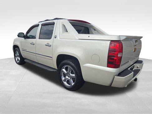 Used 2013 Chevrolet Avalanche LTZ image 3