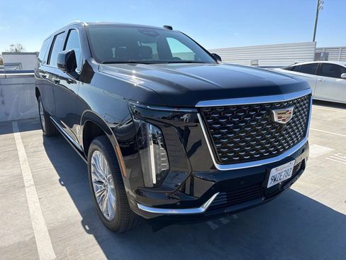 Used 2026 Cadillac Escalade ESV Luxury RWD image 3
