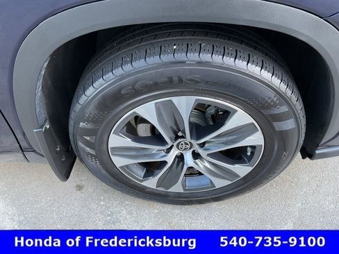 Used 2022 Toyota Highlander XLE AWD/4WD image 13