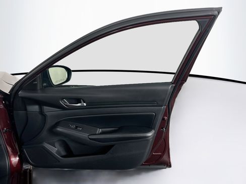 Used 2025 Nissan Altima 2.5 SV FWD image 29