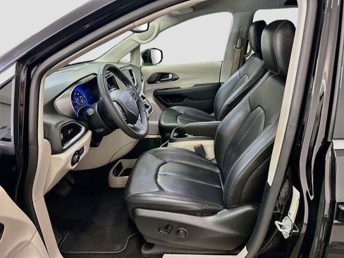 Used 2024 Chrysler Pacifica Touring-L FWD image 13