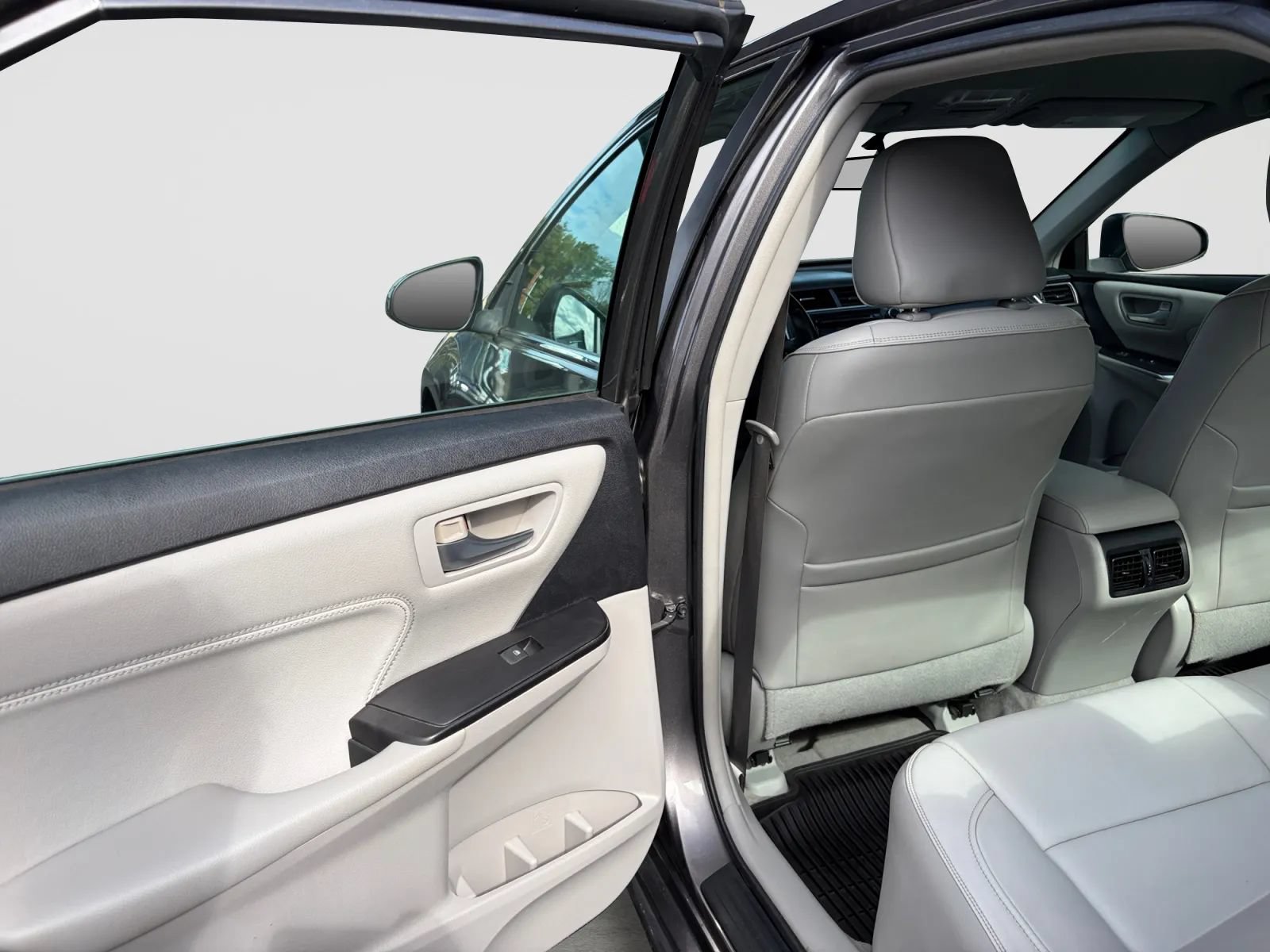 Used 2016 Toyota Camry XLE w/ Convenience Package FWD image 14