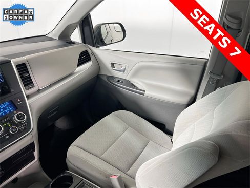 Used 2017 Toyota Sienna LE image 21