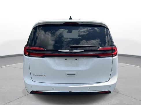 Used 2024 Chrysler Pacifica Touring-L FWD image 7