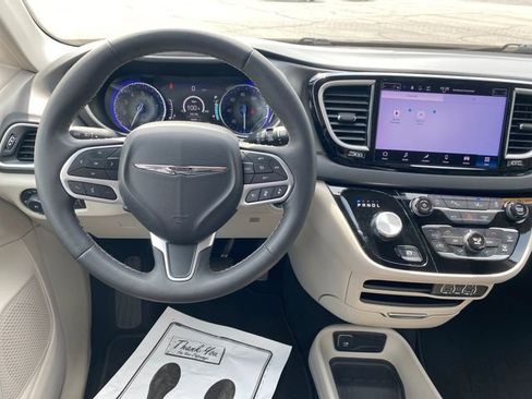 Used 2024 Chrysler Pacifica Touring-L FWD image 7