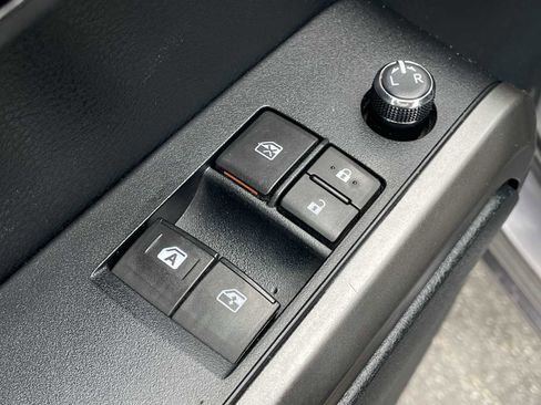 Used 2017 Toyota Tacoma SR5 RWD image 12