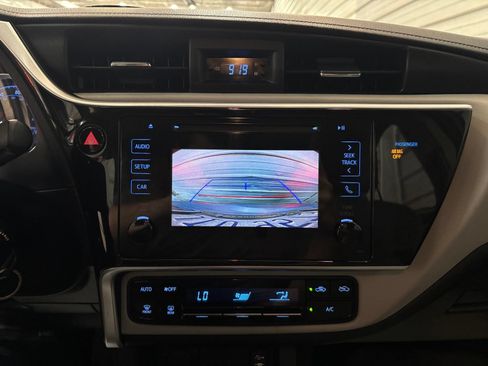 Used 2018 Toyota Corolla LE FWD image 19