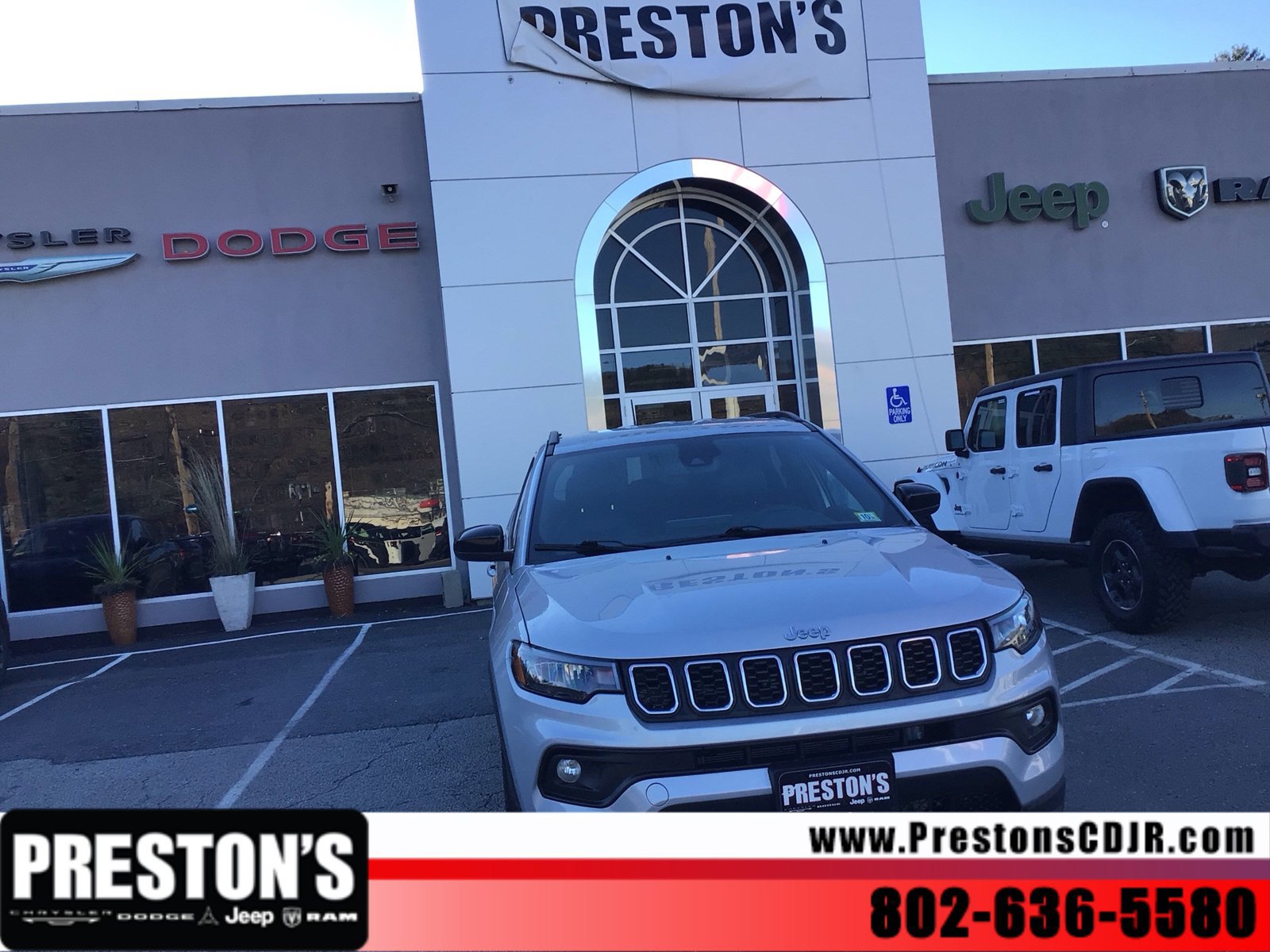 Used 2024 Jeep Compass Latitude AWD/4WD image 8