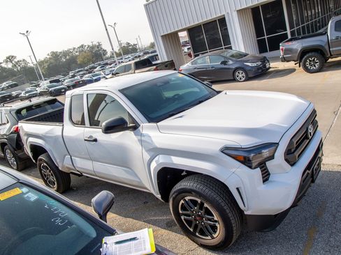 Used 2025 Toyota Tacoma SR image 7