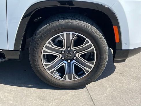 Used 2025 Jeep Wagoneer 4WD image 7