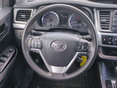 Used 2019 Toyota Highlander LE AWD/4WD image 23