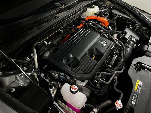 Certified 2025 Toyota Crown XLE image 10