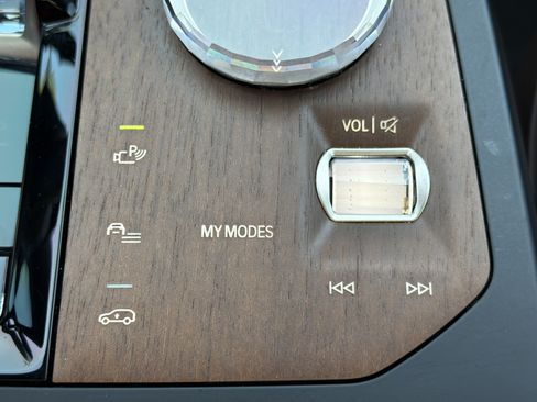 Used 2023 BMW iX xDrive50 w/ Premium Package AWD/4WD image 9