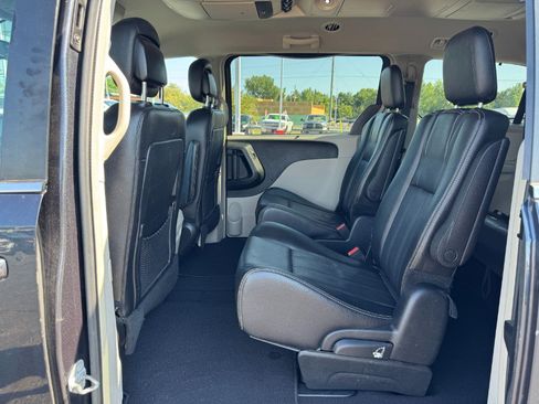 Used 2014 Chrysler Town & Country Touring FWD image 16
