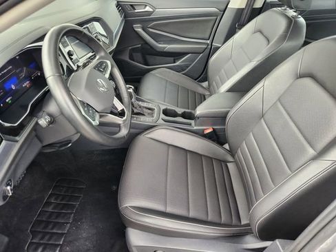 Used 2024 Volkswagen Jetta SE FWD image 9