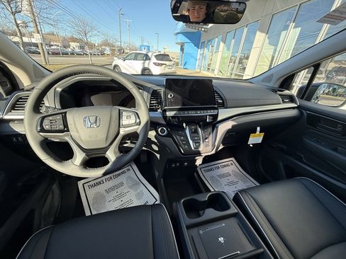 New 2026 Honda Odyssey Touring image 7