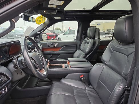 Used 2022 Lincoln Navigator Reserve image 22