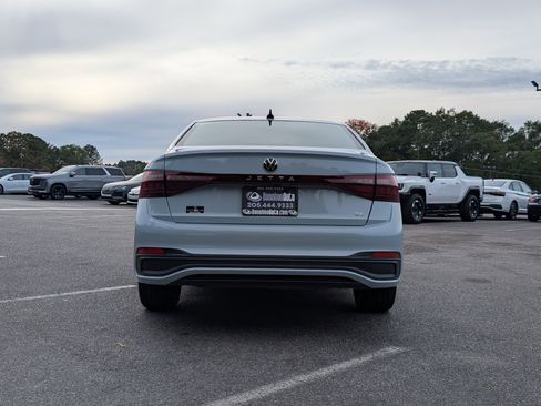Used 2025 Volkswagen Jetta SE w/ Sunroof Package image 8