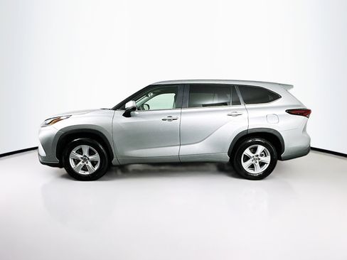 Used 2025 Toyota Highlander LE image 4