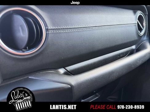 Used 2022 Jeep Wrangler Unlimited Sahara image 36