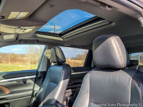 Used 2019 Toyota Highlander XLE image 10