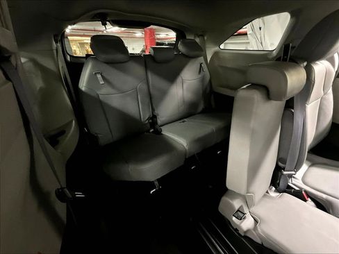 Used 2024 Toyota Sienna XLE FWD image 17