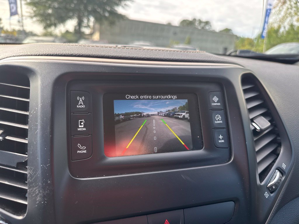 Used 2018 Jeep Cherokee Latitude w/ Cold Weather Group FWD image 17