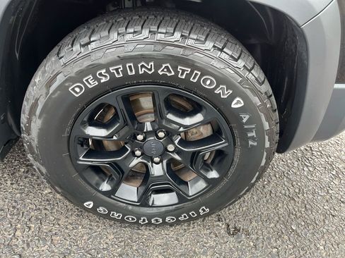 Used 2019 Jeep Cherokee Trailhawk w/ Trailer Tow Group AWD/4WD image 13