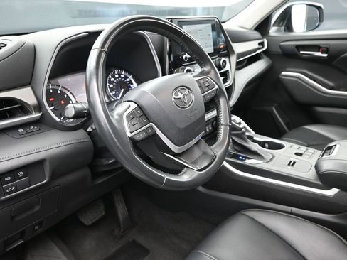 Used 2023 Toyota Highlander XLE image 12