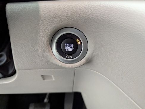 Used 2022 Chrysler Voyager LX image 26