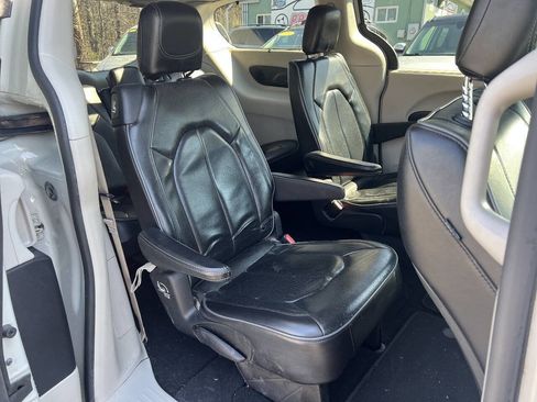 Used 2020 Chrysler Pacifica Limited image 14