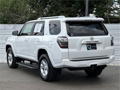 Used 2018 Toyota 4Runner SR5 AWD/4WD image 3