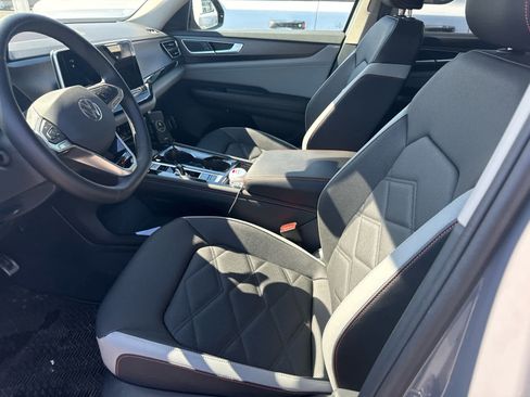 Used 2025 Volkswagen Atlas Peak Edition SE image 8