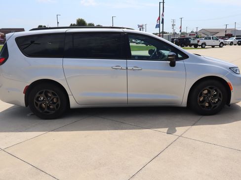 Used 2024 Chrysler Pacifica Premium FWD image 4